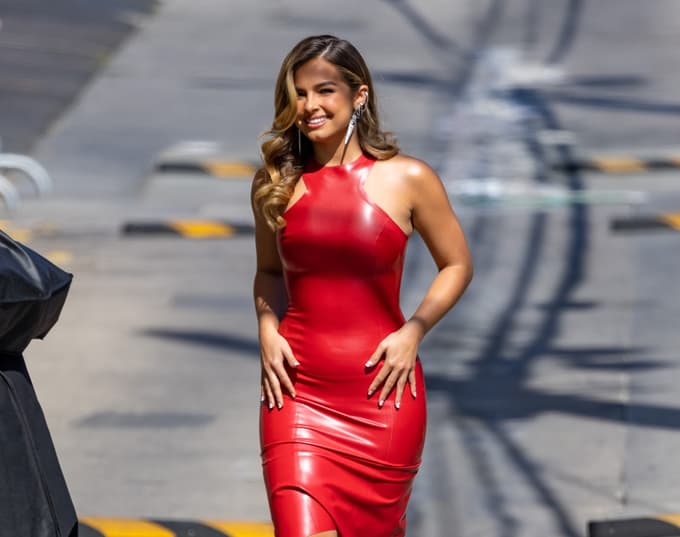 Nastopa na glasbenih festivalih, snema filme in gradi kariero, ki ni odvisna od všečkov na 15-sekundnih videih. 