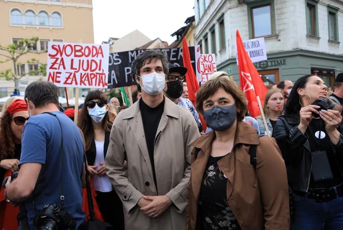 Levica vložila pobudo za referendum o oklepnikih s 6800 podpisi. Mesec je Tonina obtožil, da zavaja
