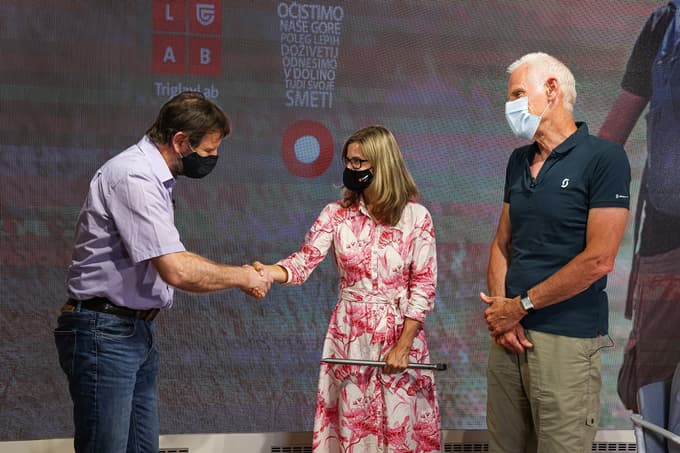 Simbolična predaja klina z razglasitve Naj planinske poti 2021