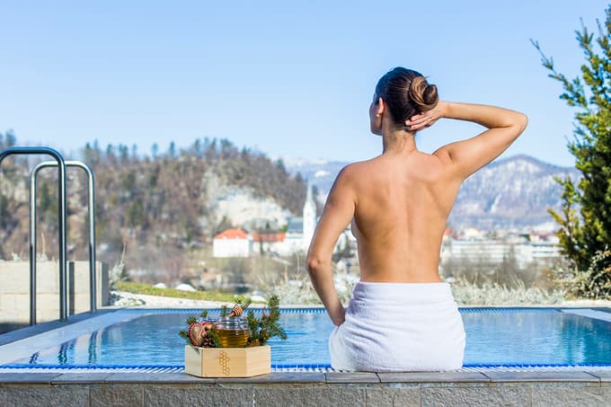 V kopel v Wellnessu Živa vmešajo emulzijo po vaši izbiri (voda, sonce, veter) ter pripravijo kopel, ki vaše telo in duha napolni z energijo narave.