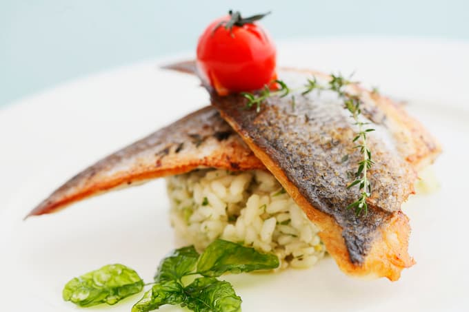 V Rikli Balance Hotelu vas razvajajo s svežimi sestavinami in z lokalnimi jedmi. Priporočamo vam, da si za zajtrk na sveže pečen kruh namažete lokalni med, za kosilo pa si privoščite gorenjski posebnosti, kot sta bohinjski sir mohant ali lokalna postrv zlatovščica.