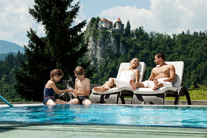 Bazenski kompleks s termalno vodo v Rikli Balance Hotelu vas očara s pogledom na Blejski grad.