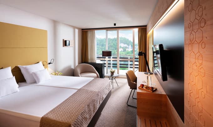 V hotelskih sobah lahko spoznate zgodbe o kranjski čebeli, tradicionalnih gorenjskih vezeninah, lectovem srcu, smreki z bližnje planote Pokljuke ter Arnoldu Rikliju, seveda.
