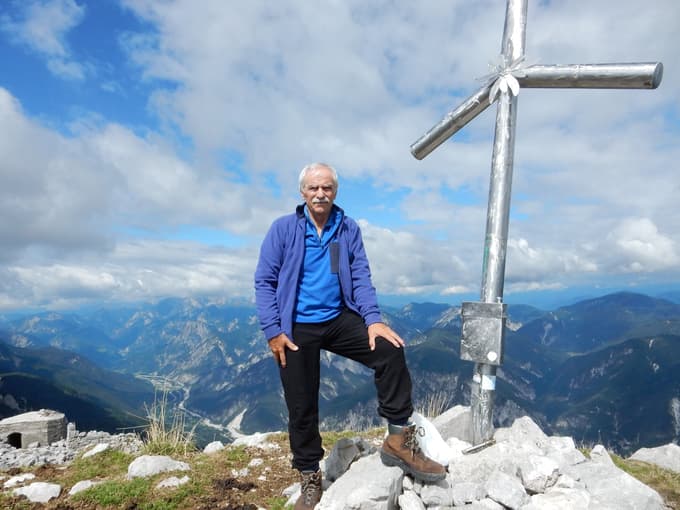 V Italiji na vrhu Poldašnje špice (Jof di Miezegnot, 2087 metrov nadmorske višine)