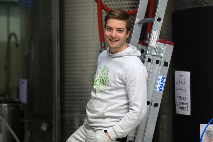 Tri leta in pol, kolikor obstaja podjetje, je po Mirzinih besedah tudi pravi čas, da si zastavita vprašanje, kaj v resnici želita. In to je - biti proizvodno podjetje.