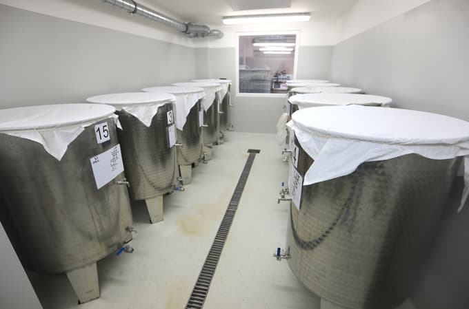 Kombuča ima za fermentacijo poseben prostor z nadzorovanima prezračevanjem in temperaturo, da so pogoji vselej najbolj ugodni.