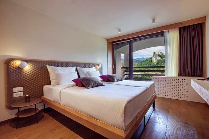 V prenovljenem Hotelu Park vas na vsakem koraku spremljajo razgledi na lepote Bleda. Tako v sobah …