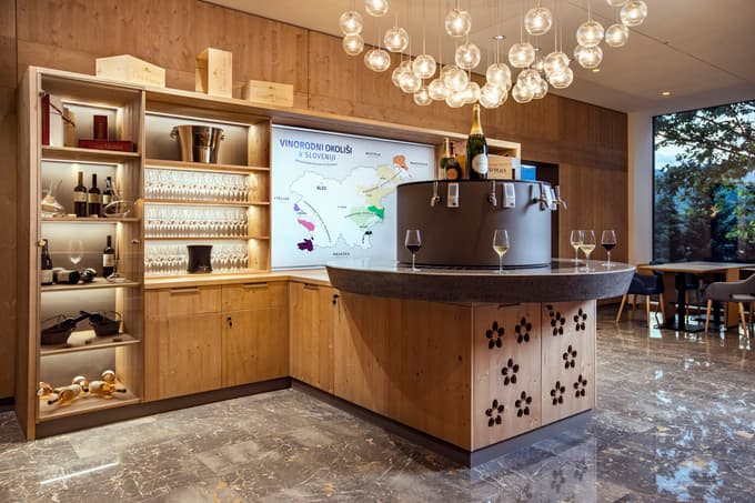 V hotelski restavraciji vas čaka vinska fontana z izbranimi slovenskimi vini in kulinarične mojstrovine kuharskega mojstra Simona Bertonclja, ki je bil za svoje delo nagrajen s prestižno nagrado The Michelin Plate.