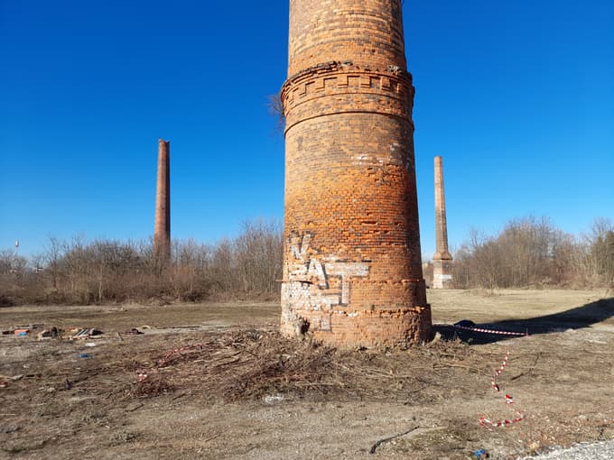Cinkarniški dimniki, še edini pomniki nekdanje cinkarne - že vsaj 15 let jim grozi rušenje.