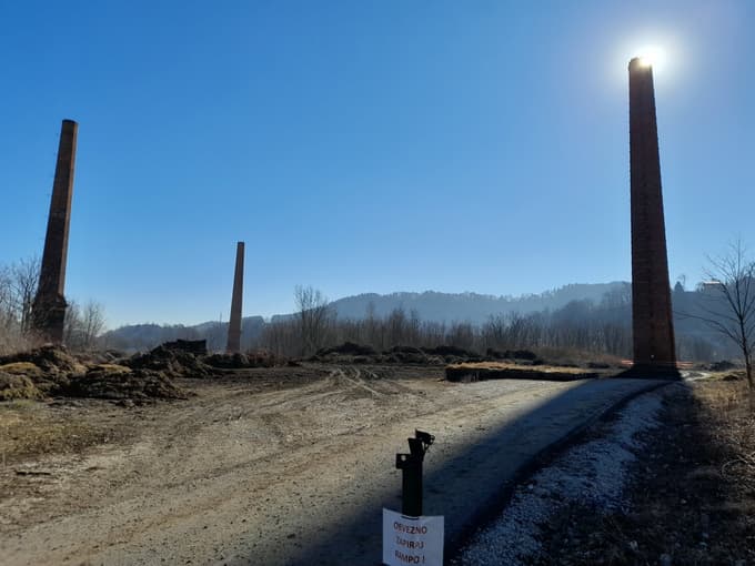 Cinkarniški dimniki, še edini pomniki nekdanje cinkarne - že vsaj 15 let jim grozi rušenje.