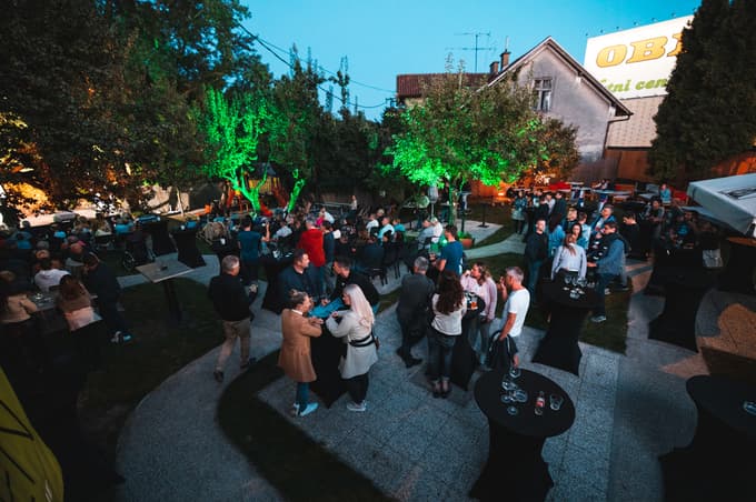 Ekosenova prireditev se je odvijala na vrtu Hiše OZ.