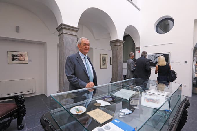 Na razstavi je v vitrini na ogled tudi nekaj kosov iz Ambroževe osebne zbirke.