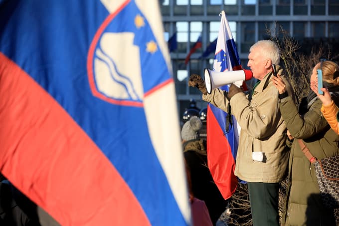 V oddaji je nastopal tudi pojoči major Ladislav Troha, predsednik gibanja Osveščeni prebivalci Slovenije. Kolovodja lunatikov, ki so lani nekaj mesecev protestno kampirali in demonstrirali pred RTV.