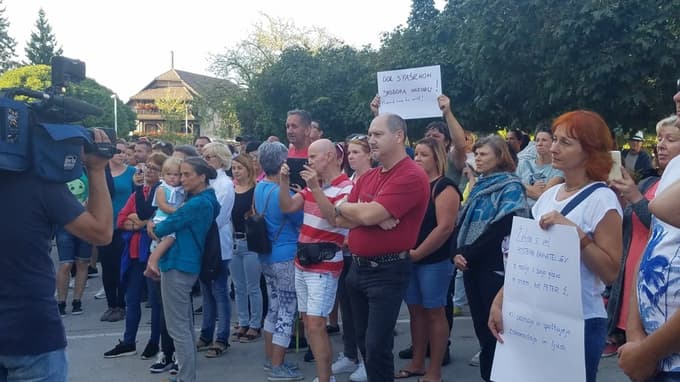 Podporniki ravnatelja zbrani pred šolo v Preboldu 