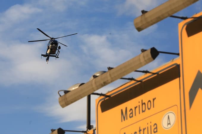 Med protestom neznanci proti policijskemu helikopterju usmerili laserski žarek, policist utrpel poškodbe očesa