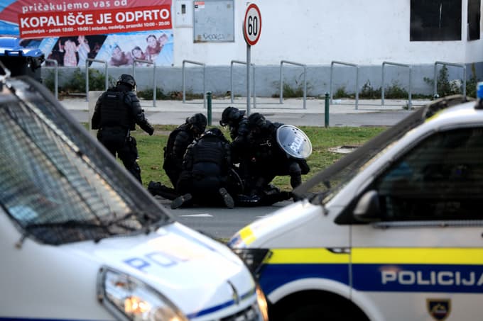 Med protestom neznanci proti policijskemu helikopterju usmerili laserski žarek, policist utrpel poškodbe očesa