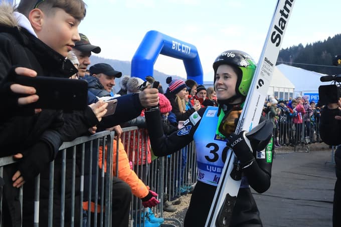 Navijači so Bogatajevi čestitali, punca pa se jim je zahvalila - bobnelo je do zaletišča. 