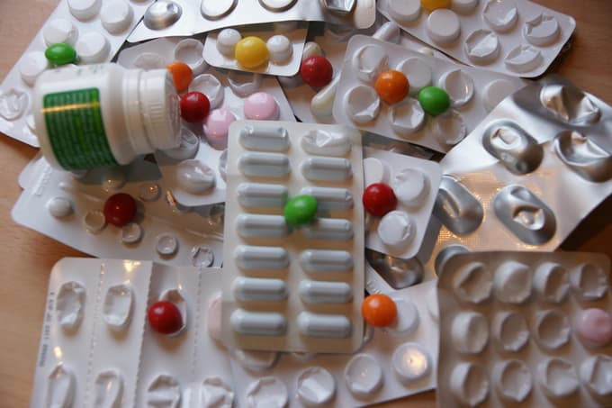 Pkojni naj bi bil bratu povedal, da mu Becquerjeva daje pest tablet vsak dan, a da ne ve, kaj so ta zdravila.