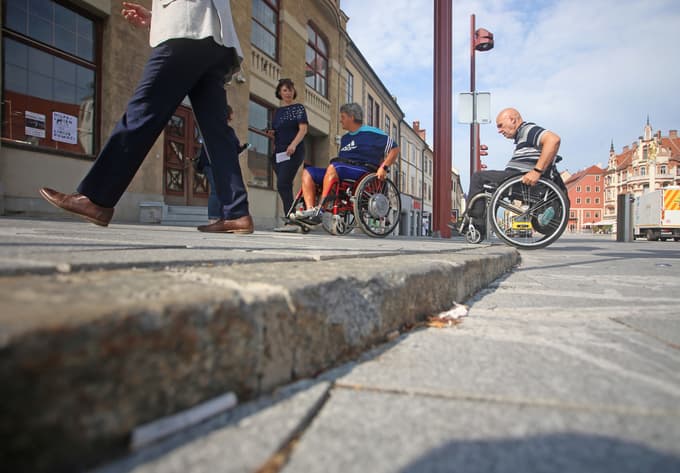 Maribor - teden mobilnosti, ogled poti in ovir za invalide s podupanom Samo Peter Medved, ovire za invalide