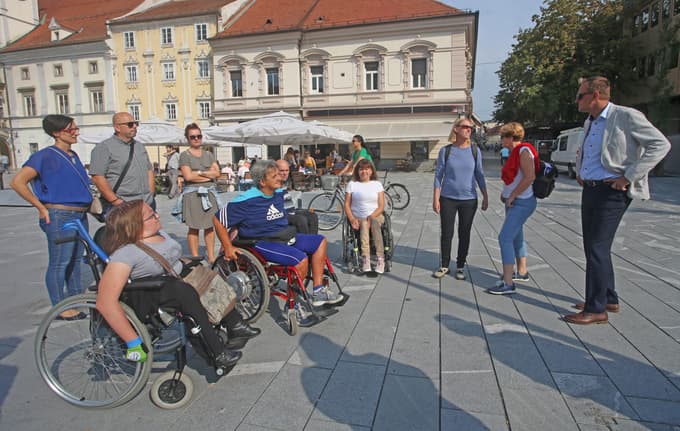 (FOTO) Kako dostopen je Maribor invalidom: Opozorili tudi na "skrito past" na Glavnem trgu