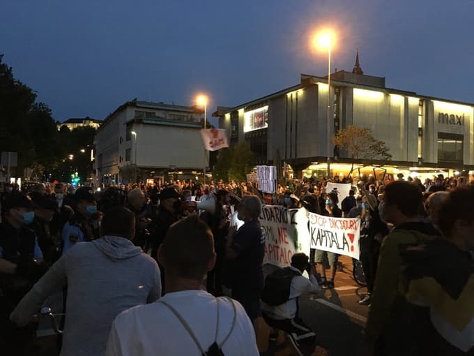 (FOTO in VIDEO) Protestniki v Ljubljani zahtevali odstop Hojsa in vlade, Janša jim sporoča: Ste 0,1 odstotka države