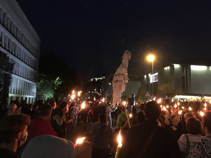 (FOTO in VIDEO) Protestniki v Ljubljani zahtevali odstop Hojsa in vlade, Janša jim sporoča: Ste 0,1 odstotka države