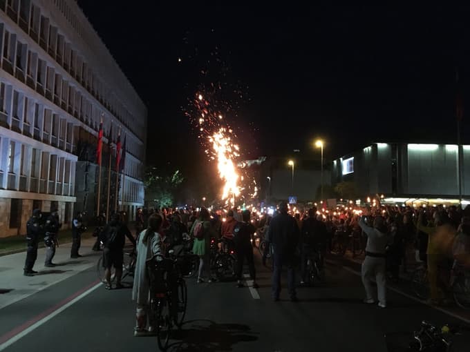 (FOTO in VIDEO) Protestniki v Ljubljani zahtevali odstop Hojsa in vlade, Janša jim sporoča: Ste 0,1 odstotka države