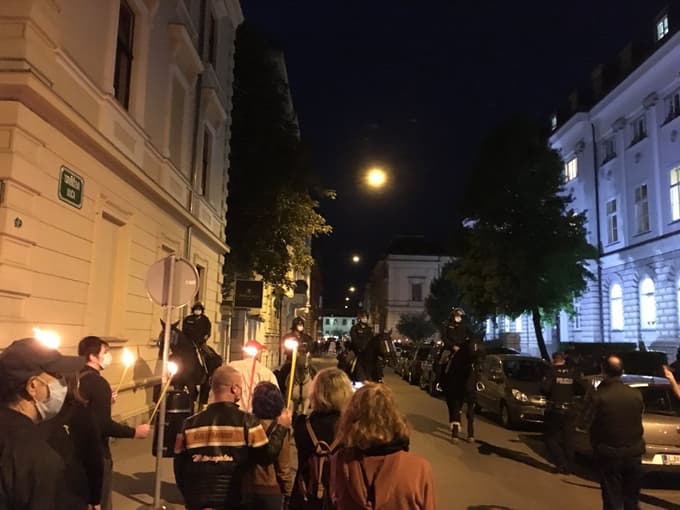 Policijska konjenica je onemogočila dostop do zadnjega vhoda v parlament