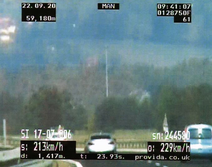 Voznik je peljal 83 kilometrov na uro hitreje od omejitve.