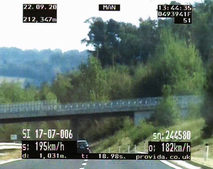 Voznik je peljal 85 kilometrov na uro hitreje od omejitve.