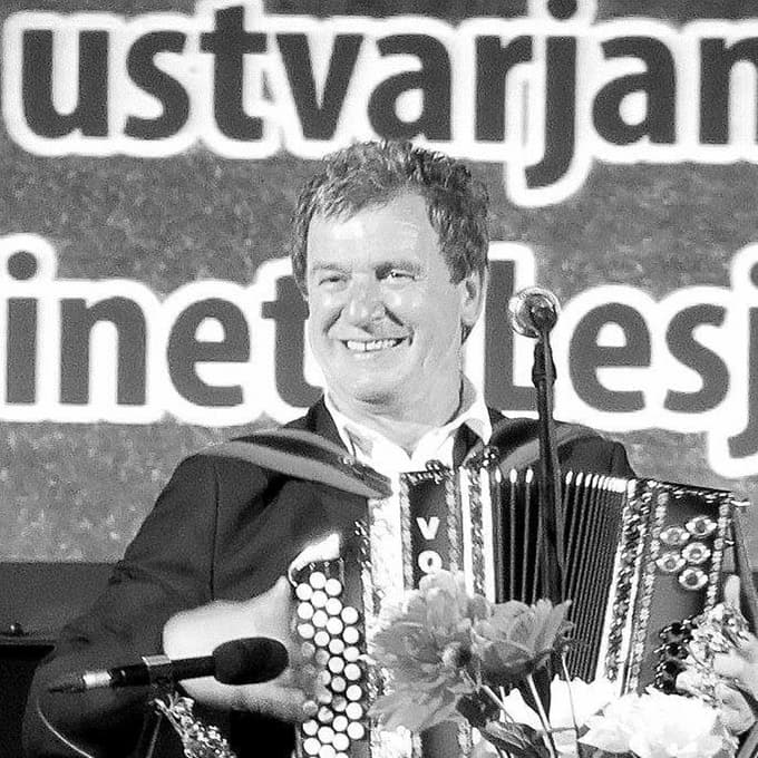 Tine Lesjak je bil ustanovitelj in vodja ansambla Bratje iz Oplotnice, prav tako ustanovitelj sestava Pevci s Pohorja, ustvarjalec avtorske glasbe, na nastopih pa je poleg svojih rad izvajal še ljudske in ponarodele pesmi, tudi v večglasni vokalni izvedbi.