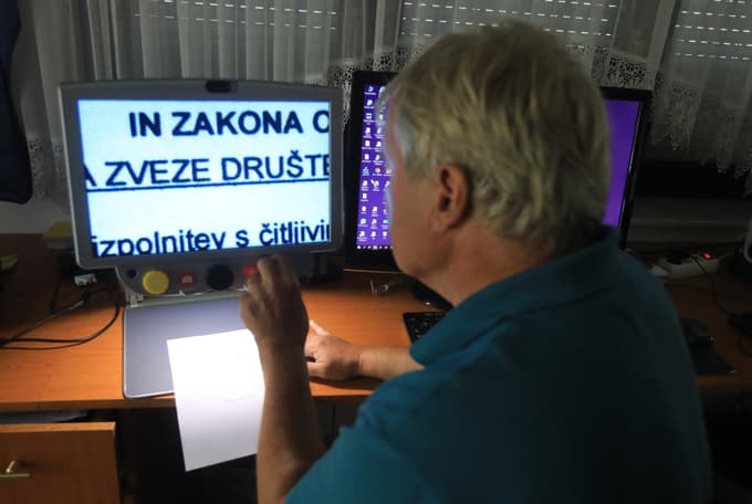 Pametna očala, s katerimi lahko slepi "berejo" knjige. Besedilo pretvarjajo v zvok