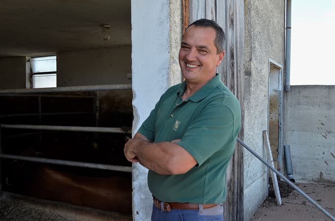 Jože Žunkovič pred svojim hlevom.