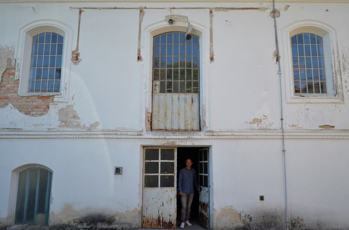 Roman Belšak v starem delu oljarne. 