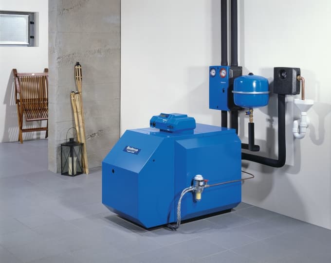 Ogrevanje s kurilnim oljem je ta čas cenejše kot lani. Cena za liter kurilnega olja je pri večini dobaviteljev v aprilu znašala okrog 70 centov, zdaj je cena okrog 80 centov.