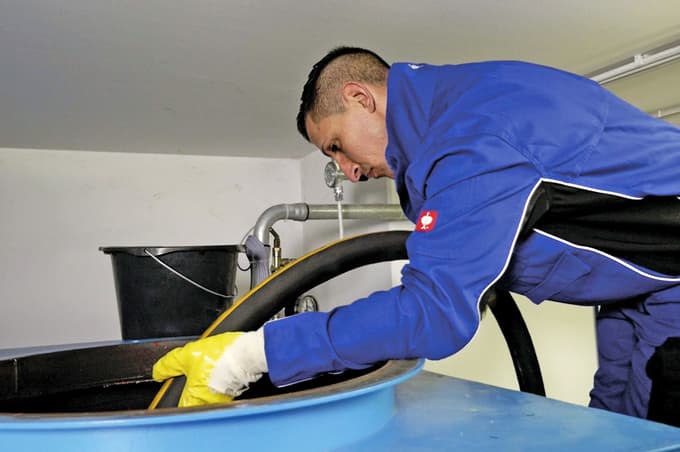 Rezervoar za kurilno olje je dobro občasno očistiti usedlin. Najbolje takrat, ko je v njem najmanj olja. Delo naj opravi strokovnjak. Lahko pa uporabite aditive za preprečevanje usedlin in boljše izgorevanje.