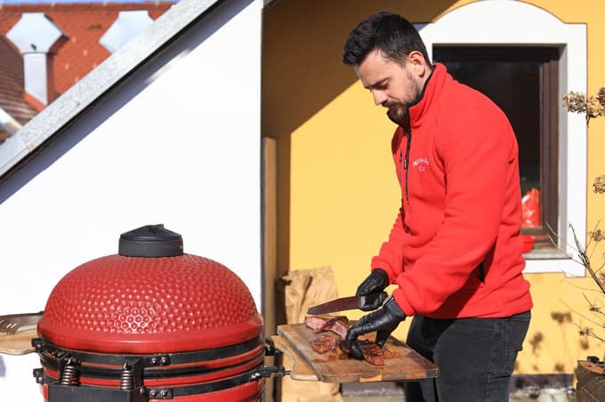 Odlično se znajde v kuhinji in ob žaru.