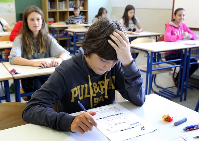 Slovenski petnajstletniki zadovoljni z življenjem in manj pripadni šoli