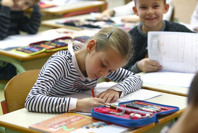 V anketi se je izkazalo, da v nižjih razredih uporabljajo manj učbenikov in več delovnih zvezkov.