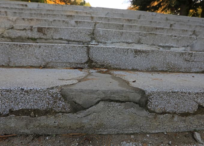 Najbolj nazorno rane časa in napačne uporabe kažejo stopnice na promenadi, ki je bila nekoč ponos Mestnega parka.