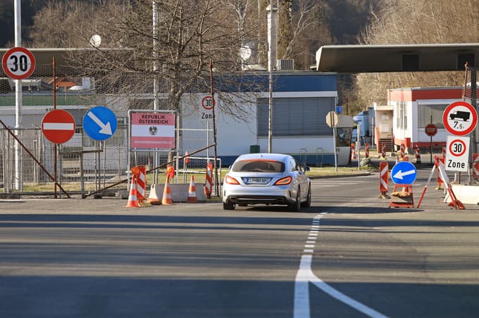 Slovenske delavce bolj kot omejeno vstopanje v Avstrijo in zapiranje določenih mejnih prehodov skrbi, kako dolgo bodo sploh še imeli delo, od katerega so eksistenčno odvisni. 