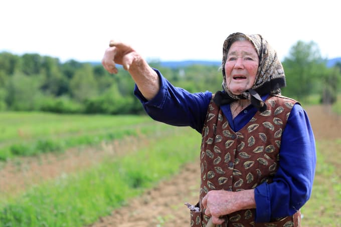 87-letna gospa Kristina kaže, kam jo mahnejo migranti, ko jim uspe premagati Kolpo.