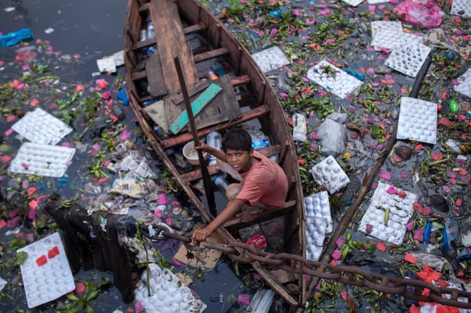 Onesnaženje s plastiko, ta se v okolju razgradi v okoli 500 letih, je eden največjih okoljskih težav planeta. Delce plastike so našli v zraku, pijači, pitni vodi, hrani.
