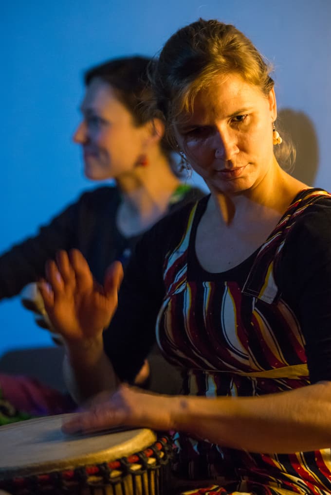 Igra v različnih zasedbah, ki so večinoma tako ali drugače povezane z afriško glasbo.