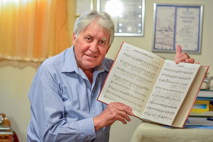 Franc Šegovc zase pravi, da ima "pavrško" glasbeno fakulteto, a je svoje skladbe zapisal tudi z notami. 
