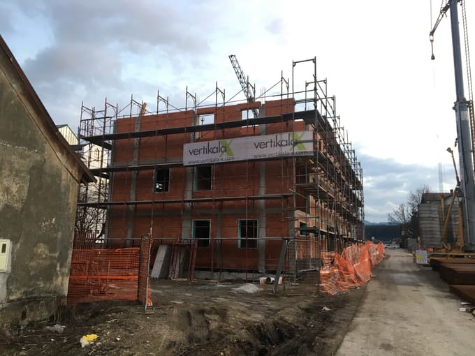 Vertikala X med drugim gradi stanovanjski blok v SLovenj Gradcu.