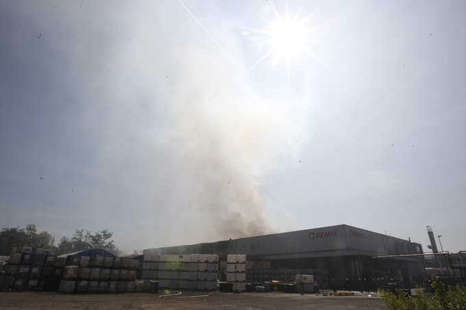 (FOTO) Požar pri Vrhniki pod nadzorom, v bližnjem potoku ni več življenja