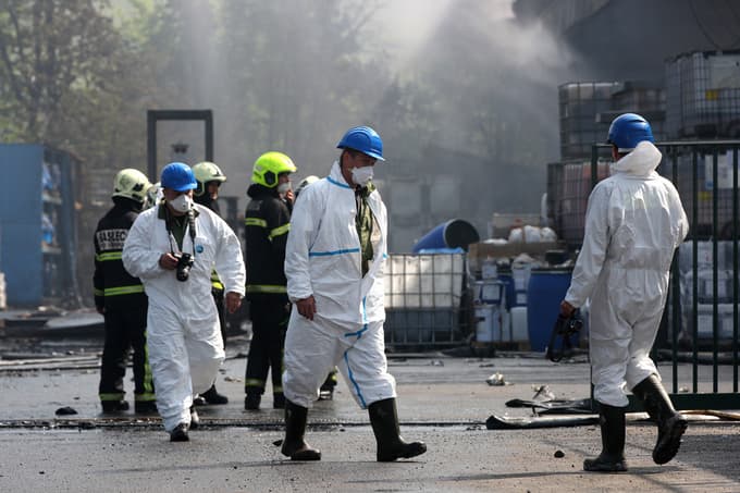(FOTO) Požar pri Vrhniki pod nadzorom, v bližnjem potoku ni več življenja