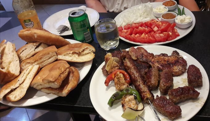 Slovenci sredi Malte pečejo čevapčiče