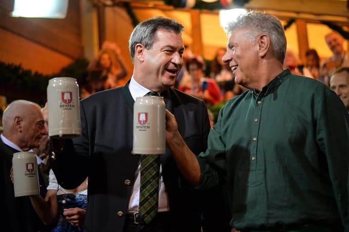 Bavarski ministrski predsednik Markus Söder in dosedanji župan Münchna Dieter Reiter z vrčkom piva na Oktoberfestu. 